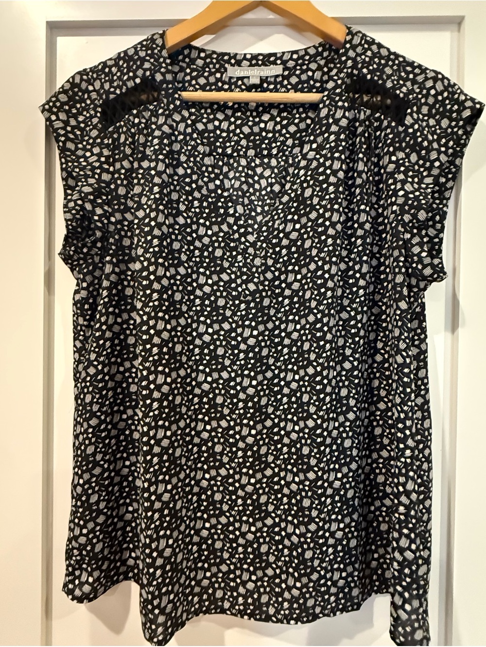 Daniel Rainn Black and White V-Neck Cap Sleeve Printed Blouse - Picture 4 of 9